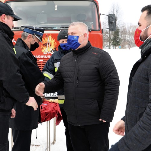 Przekazanie samochodu dla OSP Krościenko