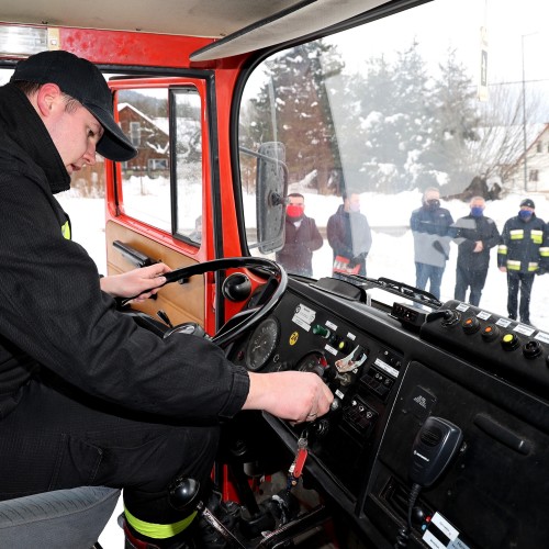 Przekazanie samochodu dla OSP Krościenko