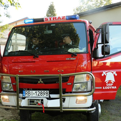 Przekazanie samochodu dla OSP Łodyna