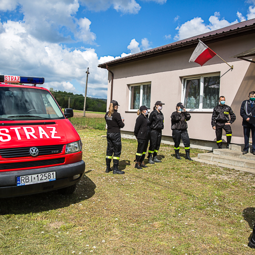 Przekazanie samochodu OSP Chwaniów