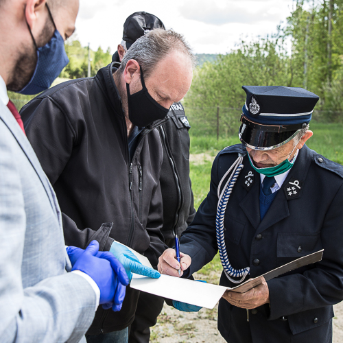 Przekazanie samochodu OSP Chwaniów