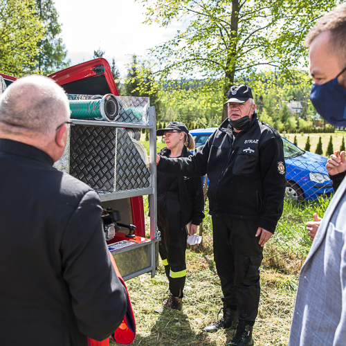 Przekazanie samochodu OSP Chwaniów