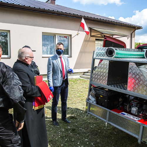 Przekazanie samochodu OSP Chwaniów