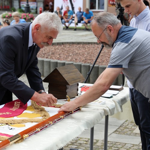 Uroczystość nadania sztandaru Koła Pszczelarzy