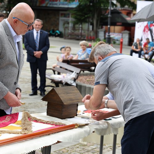 Uroczystość nadania sztandaru Koła Pszczelarzy