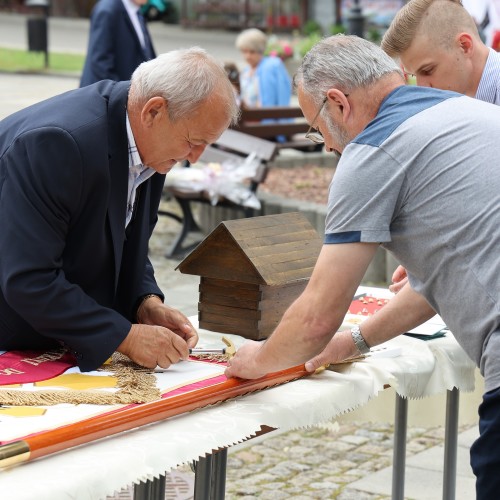 Uroczystość nadania sztandaru Koła Pszczelarzy