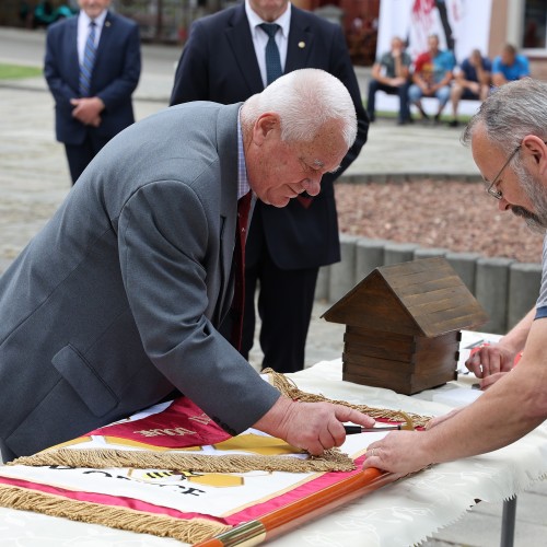 Uroczystość nadania sztandaru Koła Pszczelarzy