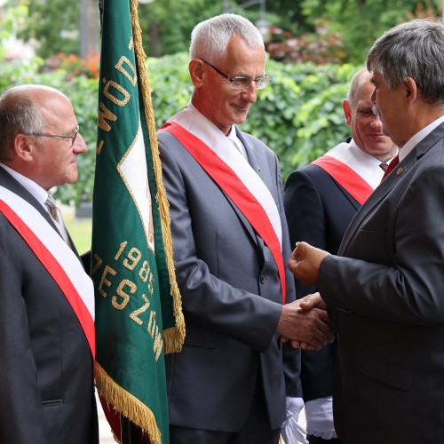 Uroczystość nadania sztandaru Koła Pszczelarzy