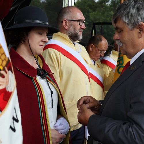 Uroczystość nadania sztandaru Koła Pszczelarzy