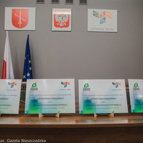 Ustrzyckie Podwórka- podpisanie umów