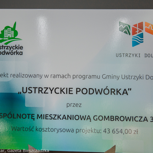 Ustrzyckie Podwórka- podpisanie umów