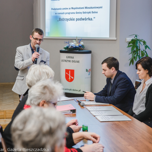 Ustrzyckie Podwórka- podpisanie umów