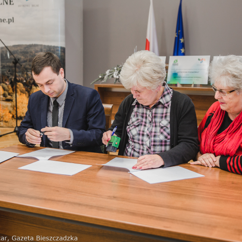 Ustrzyckie Podwórka- podpisanie umów