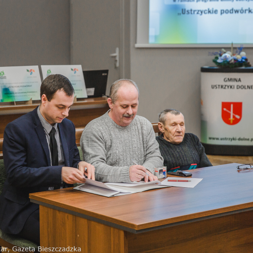 Ustrzyckie Podwórka- podpisanie umów