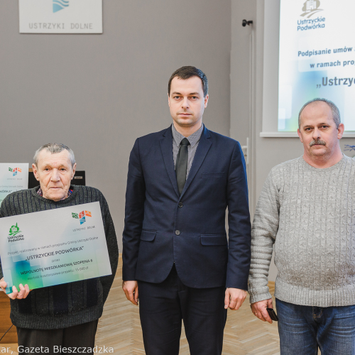 Ustrzyckie Podwórka- podpisanie umów