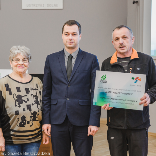 Ustrzyckie Podwórka- podpisanie umów