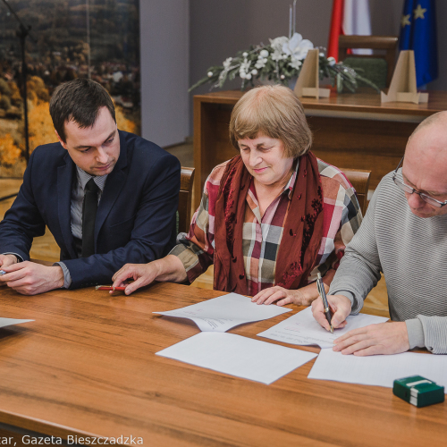 Ustrzyckie Podwórka- podpisanie umów