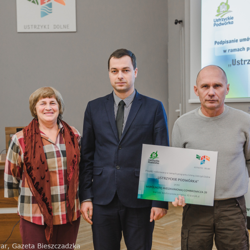 Ustrzyckie Podwórka- podpisanie umów
