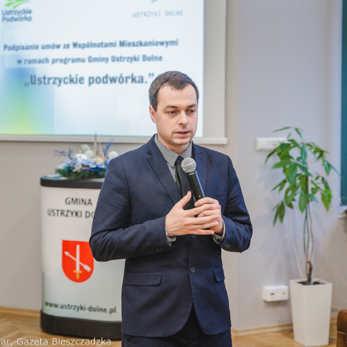 Ustrzyckie Podwórka- podpisanie umów