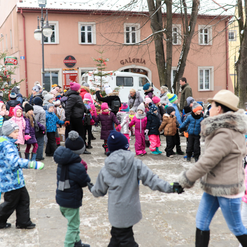 Ustrzyki ubierają wspólnie choinki!