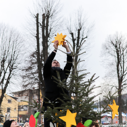 Ustrzyki ubierają wspólnie choinki!