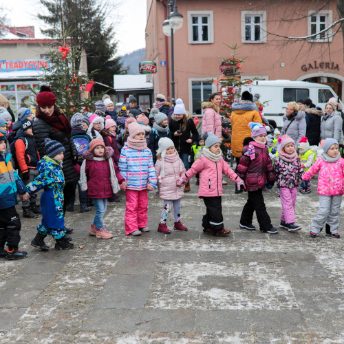 Ustrzyki ubierają wspólnie choinki!