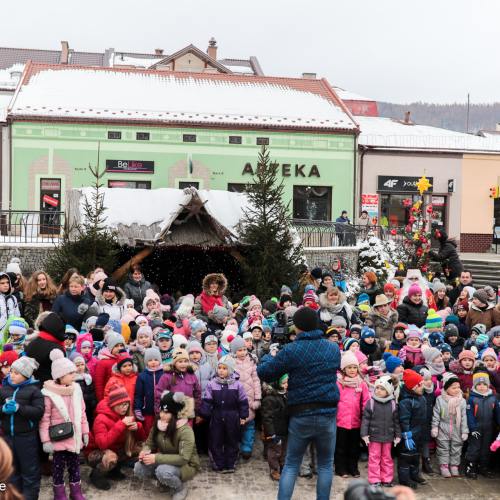 Ustrzyki ubierają wspólnie choinki!