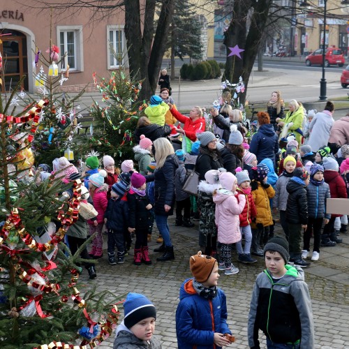 Wspólne ubieranie choinek