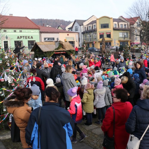 Wspólne ubieranie choinek