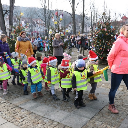 Wspólne ubieranie choinek