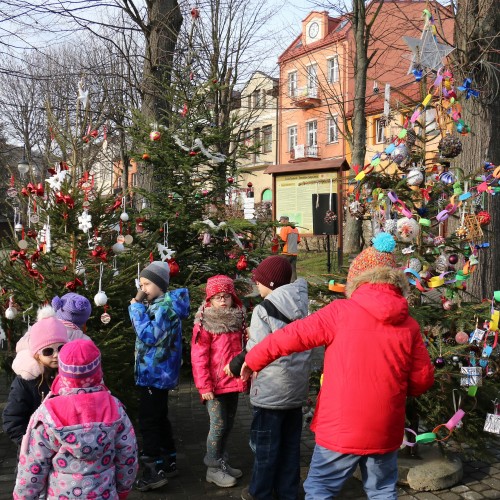 Wspólne ubieranie choinek