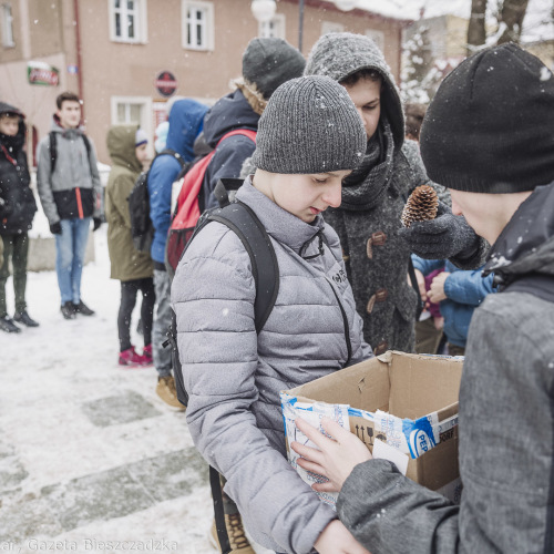 Wspólne ubieranie choinki