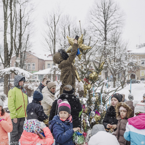 Wspólne ubieranie choinki