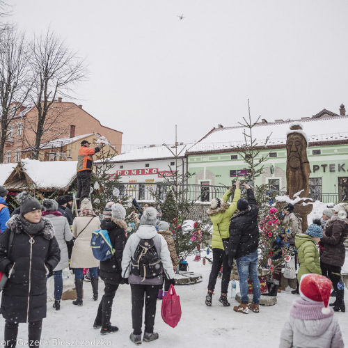 Wspólne ubieranie choinki