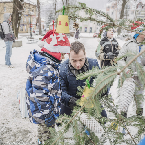 Wspólne ubieranie choinki