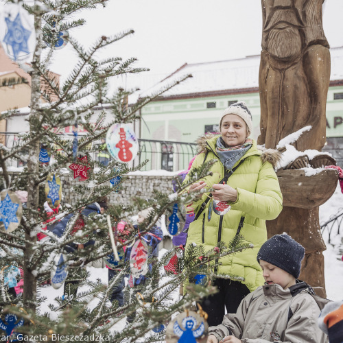 Wspólne ubieranie choinki