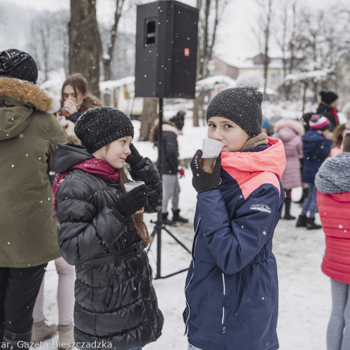 Wspólne ubieranie choinki