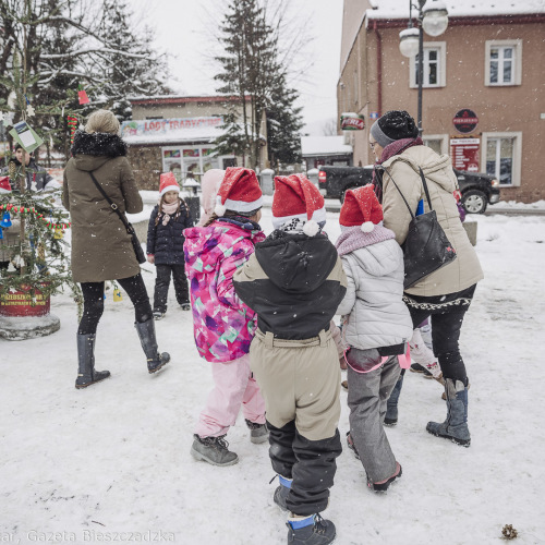 Wspólne ubieranie choinki