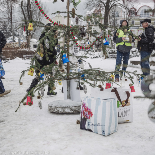 Wspólne ubieranie choinki