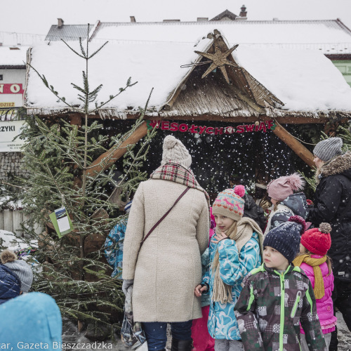 Wspólne ubieranie choinki