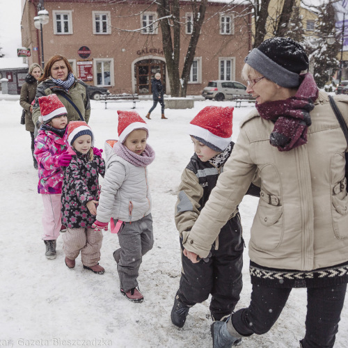 Wspólne ubieranie choinki