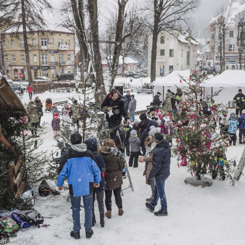 Wspólne ubieranie choinki