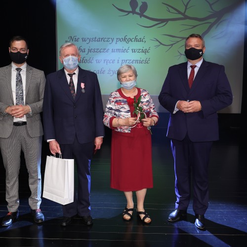 Złote i diamentowe gody 2021. Wręczono medale za długoletnie pożycie małżeńskie